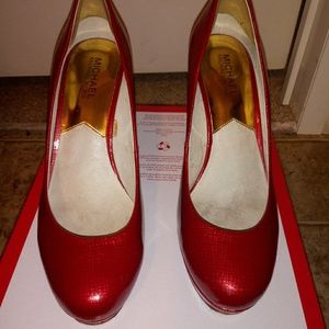 👠 Micheal Kors red pumps